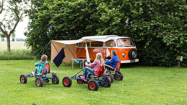 Wer Urlaub mit der Familie verbringen will, muss sich für eine lange Autofahrt mit Kindern wappnen.