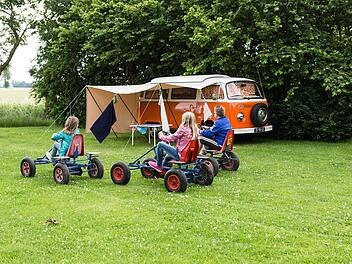 Wer Urlaub mit der Familie verbringen will, muss sich für eine lange Autofahrt mit Kindern wappnen.