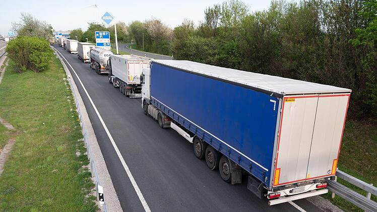Lkw-Parkplätze auf Autobahn