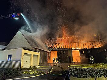Feuerwehr kämpft mit 150 Einsatzkräften gegen Scheunenbrand in Mittelfranken