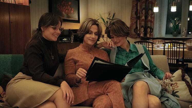 Monika (Sonja Gerhardt, links) und Helga (Maria Ehrich, rechts) erinnern sich mit ihrer Mutter Caterina Sch&ouml;llack (Claudia Michelsen) an die gute alte Zeit.