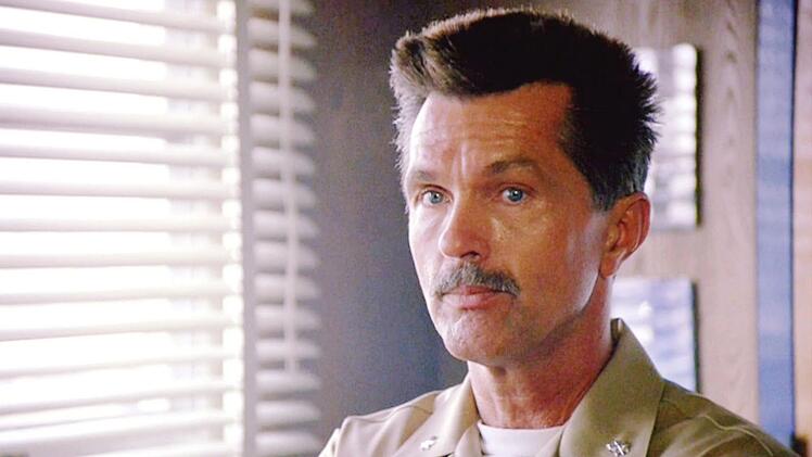 Er ist der Chefausbilder an der "United States Navy Fighter Weapons School", der Elite-Jagdflugschule, besser bekannt als "TOPGUN": Tom Skerritt spielt Commander Mike "Viper" Metcalf.