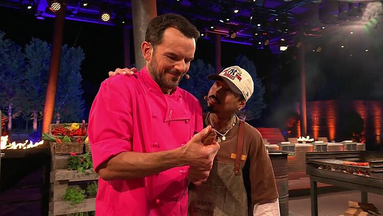Steffen Henssler war bei ersten "Grill den Henssler Sommer-Special" (VOX) nicht so gut auf Tony Bauer zu sprechen. Denn der Comedian trickste ihn gleich doppelt aus.