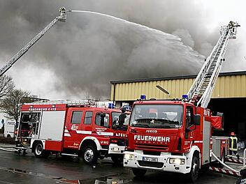 Beim Feuer auf dem Gelände der Michelauer Firma "Metob" - einer der größten Einsätze der vergangenen Jahre in  der Region - wurde auch die Ausrüstung der Feuerwehren arg in Mitleidenschaft  gezogen. 18 000 Euro kostete alleine die Reparatur der Säureschäden an  der Ebersdorfer Drehleiter.  Foto: Ramona Popp