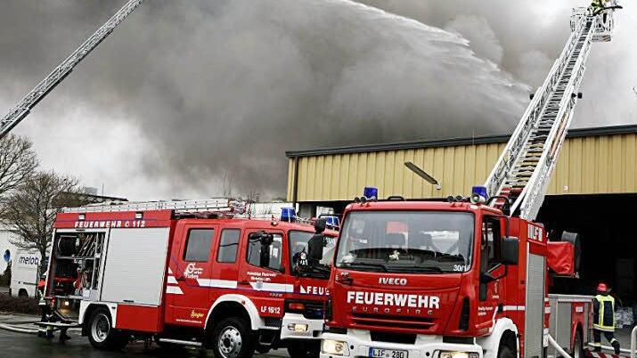 Beim Feuer auf dem Gelände der Michelauer Firma "Metob" - einer der größten Einsätze der vergangenen Jahre in  der Region - wurde auch die Ausrüstung der Feuerwehren arg in Mitleidenschaft  gezogen. 18 000 Euro kostete alleine die Reparatur der Säureschäden an  der Ebersdorfer Drehleiter.  Foto: Ramona Popp