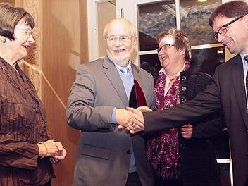 Heidi und Peter Hennings (von links) erhielten im vergangenen Jahr den Bürgerpreis. Es gratulierten BR-Redaktionsleiter Alexander Müller und seine Stellvertreterin Katrin Geyer. Foto: Archiv/Jochen Nützel