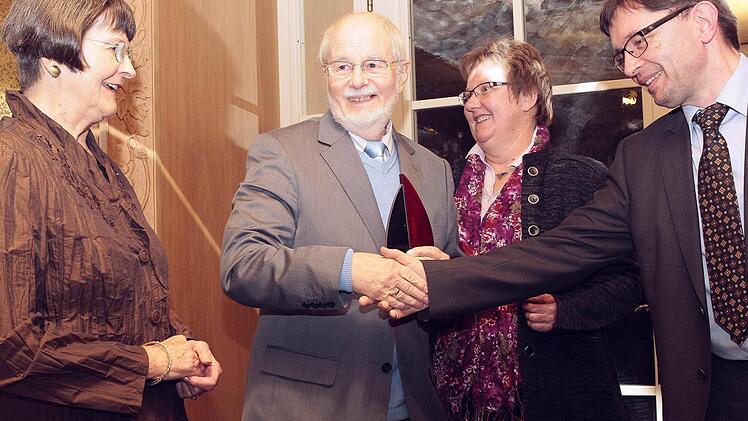 Heidi und Peter Hennings (von links) erhielten im vergangenen Jahr den Bürgerpreis. Es gratulierten BR-Redaktionsleiter Alexander Müller und seine Stellvertreterin Katrin Geyer. Foto: Archiv/Jochen Nützel