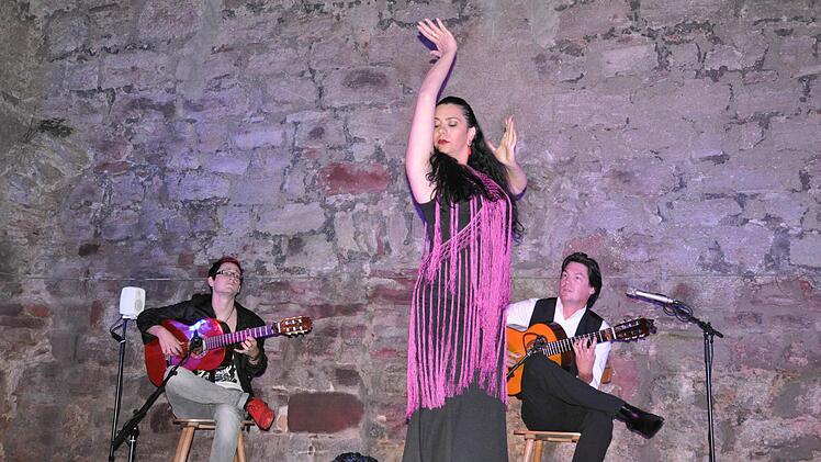Café del Mundo und Flamenco-Tänzerin Azucena Rubio aus Sevilla heizten auf der Trimburg ein. Foto: Jacqueline Vera-Mihm