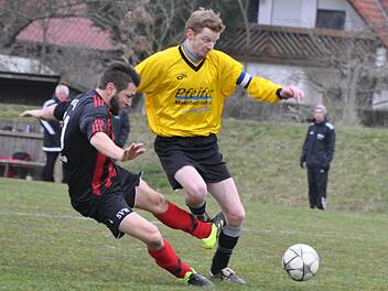 Dreifach-Torschütze Dominic Amon (li.) holt aus und trifft im Fallen Matthias Held in die Wade. Der Elferpfiff überraschte vor allem die Heimelf. Markus Nagengast war´s egal: Er traf vom Punkt zum 2:5.  Fotos: Hühnlein