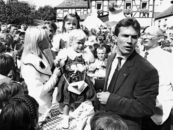 Lothar Matthäus wurde auf dem Marktplatz in Herzogenaurach wie ein Popstar empfangen.  Foto: Archiv