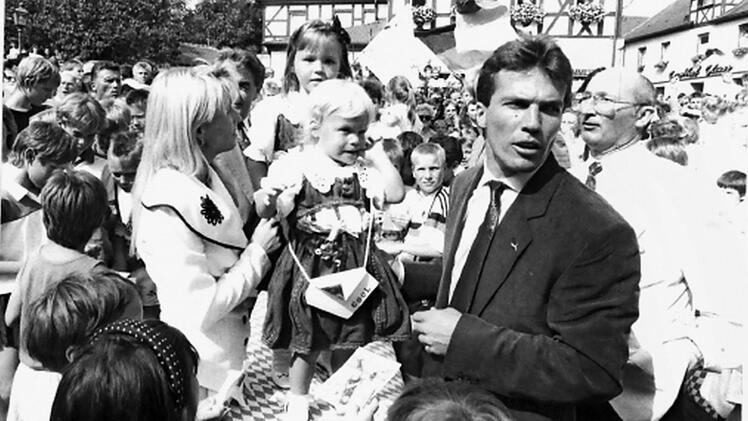 Lothar Matthäus wurde auf dem Marktplatz in Herzogenaurach wie ein Popstar empfangen.  Foto: Archiv