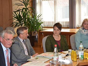Landrat Oswald Marr (links) leitete seine letzte Jugendhilfeausschusssitzung mit Jugendamtsleiter Stefan Schramm. Dagegen hatten Lisa Gratzke (rechts) und Eva Wicklein ihre Premiere. Foto: K.- H. Hofmann