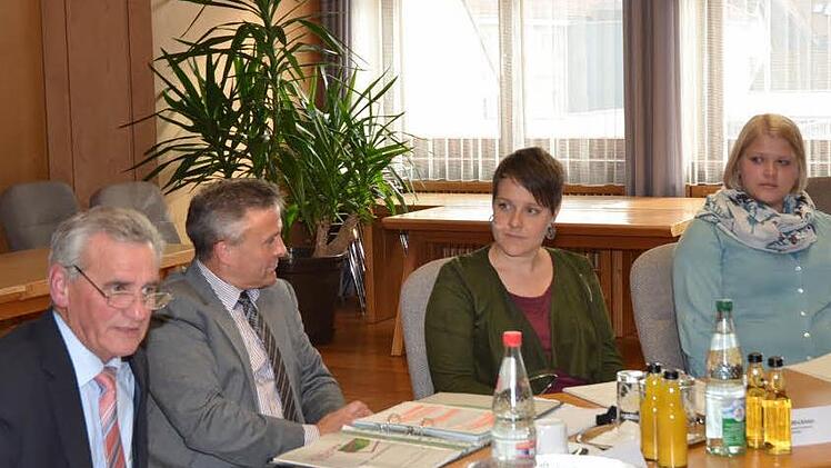 Landrat Oswald Marr (links) leitete seine letzte Jugendhilfeausschusssitzung mit Jugendamtsleiter Stefan Schramm. Dagegen hatten Lisa Gratzke (rechts) und Eva Wicklein ihre Premiere. Foto: K.- H. Hofmann