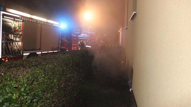 Immer wieder drang Rauch aus den Kellerräumen.  Foto: Friedwald Schedel