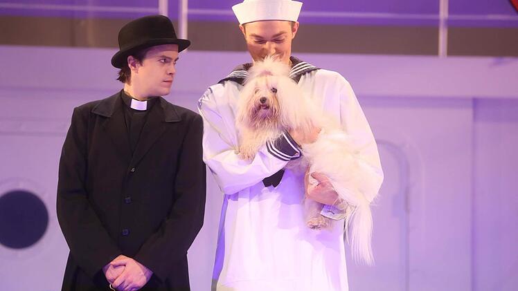 Schwungvolle Premiere: Reichlich Beifall gab es für die Neuinszenierung von "Anything Goes" am Landestheater Coburg. Foto: Henning Rosenbusch