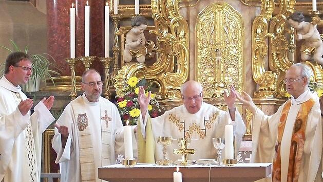 Dekan Holger Fiedler (von links) Pfarrer Norbert Geyer, Jubilar Edmund Kr&auml;ck und Pfarrer Veit Dennert beim Jubil&auml;umsgottesdienst in Schl&uuml;sselfeld.  Foto: privat