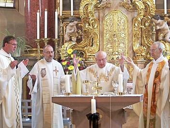 Dekan Holger Fiedler (von links) Pfarrer Norbert Geyer, Jubilar Edmund Kräck und Pfarrer Veit Dennert beim Jubiläumsgottesdienst in Schlüsselfeld.  Foto: privat