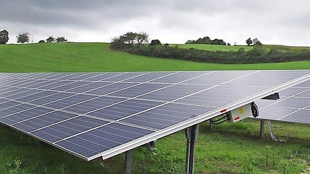 Der Solarpark ist auf einer rund sechs Hektar gro&szlig;en Fl&auml;che zwischen K&uuml;ps und Johannisthal entstanden. Foto: Heike Sch&uuml;lein