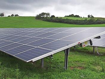 Der Solarpark ist auf einer rund sechs Hektar großen Fläche zwischen Küps und Johannisthal entstanden. Foto: Heike Schülein