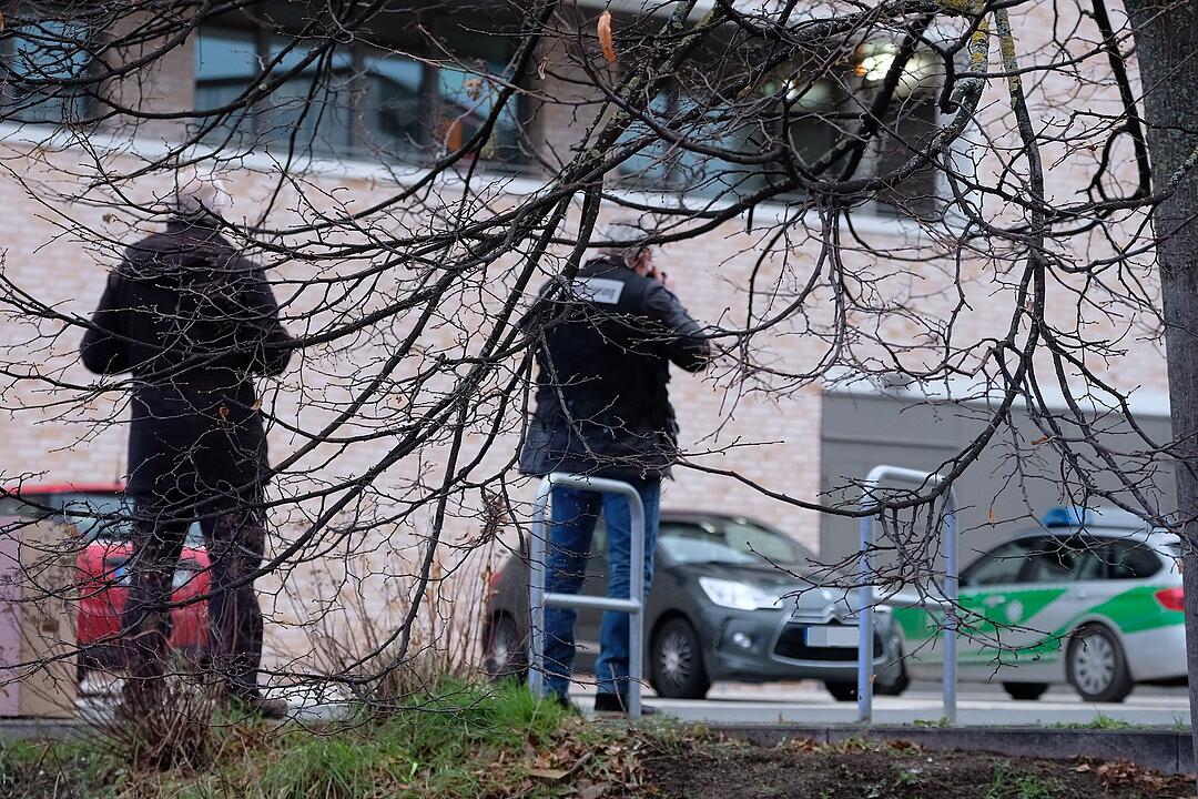Lebensgefährlich verletzt : Unbekannter prügelt auf offener Straße auf Frau in Nürnberg ein