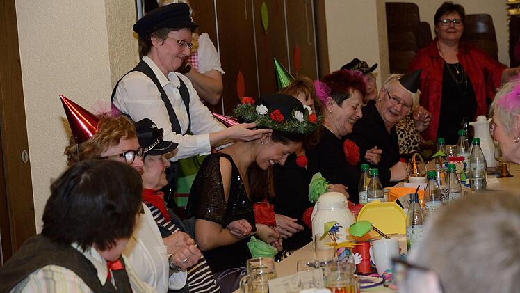 Sichtlich &uuml;berrascht Romana Bischoff, die f&uuml;r die n&auml;chsten acht Jahre den Hut des Polizeidieners von Daniela Schmitt &uuml;bernimmt. Bernd Sachs