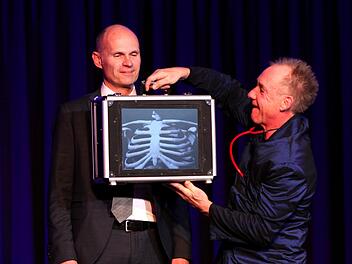 Bei seiner Video-Performance gab der Künstler Dobs Brugal  einen "Einblick" in den Körper von VHS-Geschäftsführer Holger Weininger. Fotos: Günther Geiling