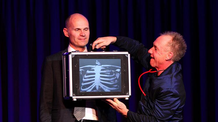 Bei seiner Video-Performance gab der Künstler Dobs Brugal  einen "Einblick" in den Körper von VHS-Geschäftsführer Holger Weininger. Fotos: Günther Geiling