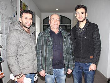 Die kurdische Familie Hasan stammt aus Kobane in Nordsyrien. Lazkeen (Mitte) macht eine Ausbildung, Schwager Aziz steht kurz vor der Deutschprüfung. Vater Bakri hofft darauf, bald Arbeit zu finden. Foto: Andreas Schmitt