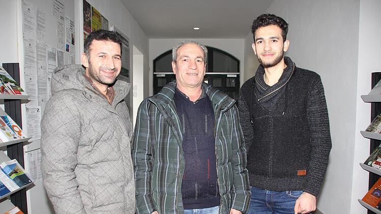 Die kurdische Familie Hasan stammt aus Kobane in Nordsyrien. Lazkeen (Mitte) macht eine Ausbildung, Schwager Aziz steht kurz vor der Deutschprüfung. Vater Bakri hofft darauf, bald Arbeit zu finden. Foto: Andreas Schmitt