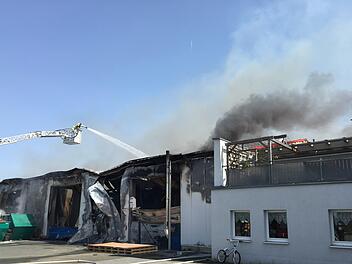 Die Zimmerei in Wilhelmsdorf brannte komplett aus. Foto: NEWS5 / Schmelzer