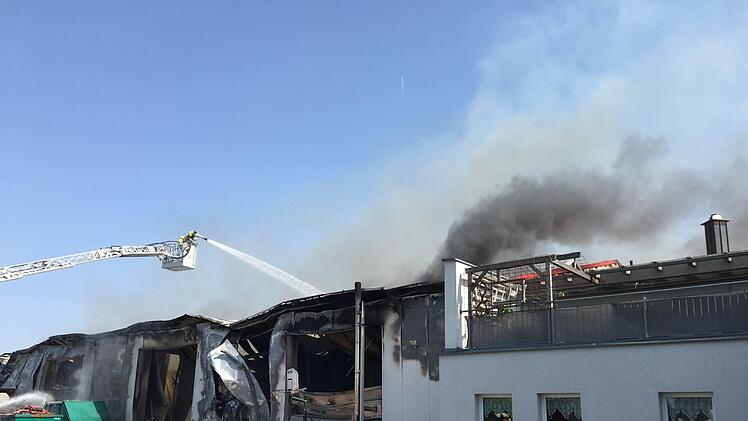 Die Zimmerei in Wilhelmsdorf brannte komplett aus. Foto: NEWS5 / Schmelzer