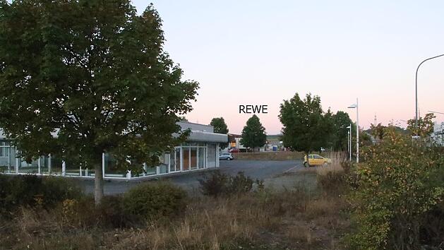 An der Carl-Benz-Stra&szlig;e, zwischen REWE-Markt (hinten) und der B&nbsp;279, soll auf dem ehemaligen Mercedes-Benz-Gel&auml;nde (Vordergrund) ein neuer Aldi-Markt mit 1200 Quadratmeter Verkaufsfl&auml;che entstehen. Das Geb&auml;ude vorne links wird abgerissen.Helmut Will