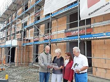 Über den Baufortschritt freuen sich (von links) Clemens Ulbrich vom "Forum Wohnbau" sowie Irmgard Hoffmann, Dekanin Martina Beck und Norbert Lawatsch vom Diakonieverein. Foto: Horst Wunner
