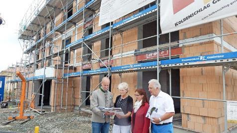 Über den Baufortschritt freuen sich (von links) Clemens Ulbrich vom "Forum Wohnbau" sowie Irmgard Hoffmann, Dekanin Martina Beck und Norbert Lawatsch vom Diakonieverein. Foto: Horst Wunner