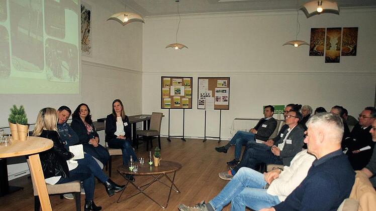 Rund um das Thema Ferienwohnungen, Tourismus und  Gastgeber werden standen (von links) Margarita Volk-Lovrinovic,  Christoph Wagner, Sabine Stöhr und Sandra Heinz Rede und Antwort.Susanne Deuerling