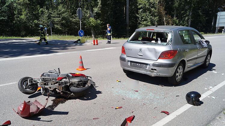 Rollerfahrer kracht ins Heck von Auto