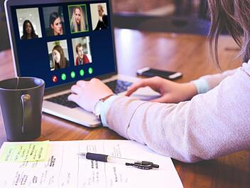 Ein zuverlässiger Videokonferenz-Anbieter ist im Lockdown wichtiger denn je: Die Bildungsregion Haßberge stellt bereits Zugänge zur Verfügung. Symbolfoto: Pixabay/jagritparajuli99