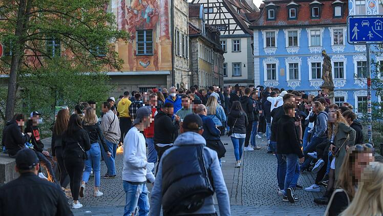 Partybrücke in Bamberg: Menschen feiern ohne Abstand und Masken