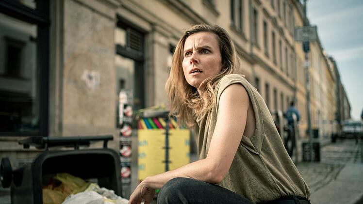 Kommissarin Karin Gorniak (Karin Hanczewski) sucht im Müll Hinweise zu Schnabels Entführung.