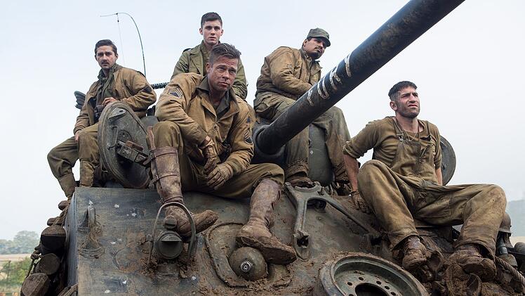 "Der beste Job, den ich jemals hatte" - ein bisschen Zynismus hilft der "Fury"-Crew &uuml;ber die Schrecken des Krieges hinweg. Von links: Boyd Swan (Shia LaBeouf), Don "Wardaddy" Collier (Brad Pitt), Norman Ellison (Logan Lerman), Trini Garcia (Michael Pe&ntilde;a), Grady Travis (Jon Bernthal).