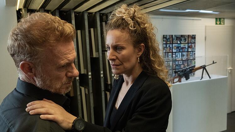 Ira Klasnić (Alessija Lause) und Kunsth&auml;ndler / Clanmitglied Lorik Duka (Kasem Hoxha) kennen sich offenbar von fr&uuml;her.