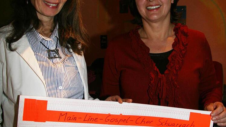 Dagmar Berthold-Klein (links) und Doris Wolf vom Main-Line-Gospelchor überreichten 1000 Euro.