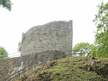 Die rot markierten Stellen der Ruine Nordeck sind akut einsturzgefährdet. Foto: Sonja Adam