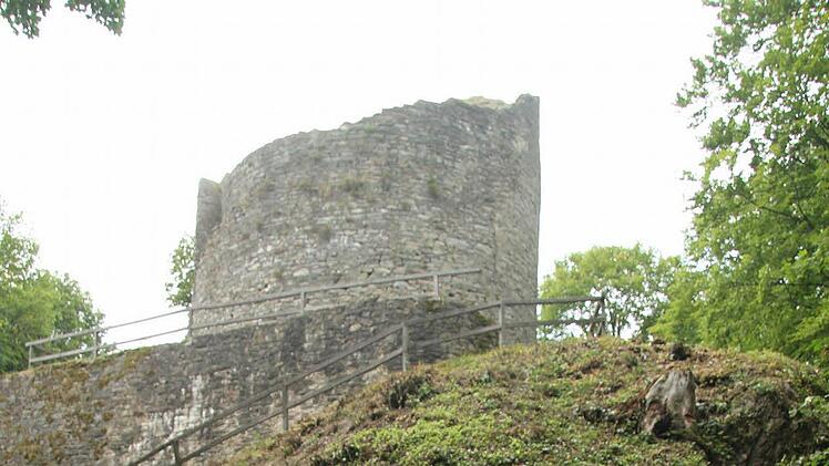 Die rot markierten Stellen der Ruine Nordeck sind akut einsturzgefährdet. Foto: Sonja Adam