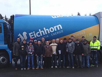 Die neuen Mitarbeiter der Firma Eichhorn wurden in die neuen Fahrzeuge und die Identifikationstechnik bei der Entsorgung eingewiesen, links Dominik Eichhorn.  Foto: Günther Geiling