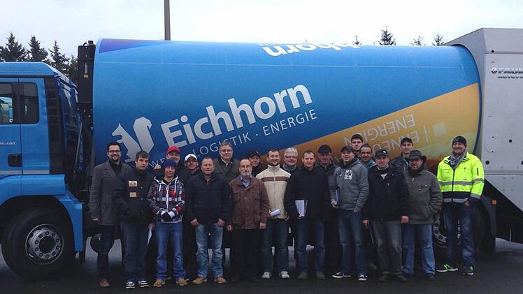 Die neuen Mitarbeiter der Firma Eichhorn wurden in die neuen Fahrzeuge und die Identifikationstechnik bei der Entsorgung eingewiesen, links Dominik Eichhorn.  Foto: Günther Geiling