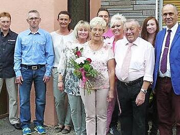 Das Goldpaar Elisabeth und Helmut Burger (vorne) im Kreise der Familie; rechts Bürgermeister Franz Uome. Foto: Klaus-Peter Wulf