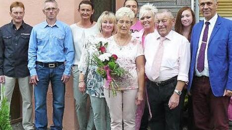 Das Goldpaar Elisabeth und Helmut Burger (vorne) im Kreise der Familie; rechts Bürgermeister Franz Uome. Foto: Klaus-Peter Wulf