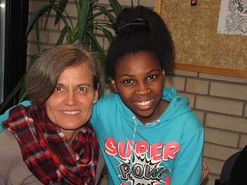 Pfarrerin Andrea Sterzinger war einige Jahre im ostafrikanischen Tansania als Geistliche tätig. Da war es eine besondere Freude für sie, dass Joan E. eines der ersten Gemeindeglieder war, das sie aufgesucht hat. Foto: Martin Koch