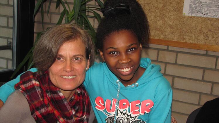 Pfarrerin Andrea Sterzinger war einige Jahre im ostafrikanischen Tansania als Geistliche tätig. Da war es eine besondere Freude für sie, dass Joan E. eines der ersten Gemeindeglieder war, das sie aufgesucht hat. Foto: Martin Koch